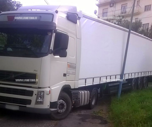 camion-bloccato-contrada-casturi.jpg
