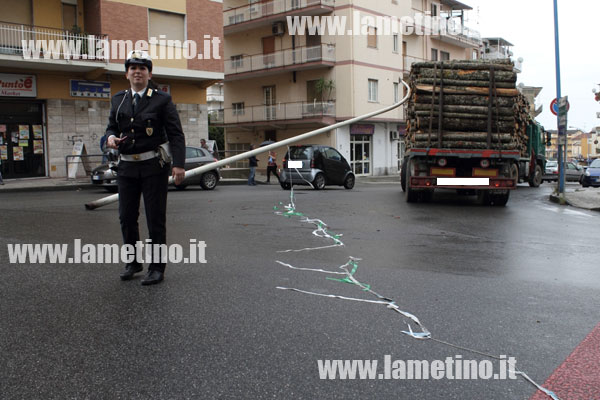 camion-bloccato-palo-luce-via-aldo-moro-2.jpg