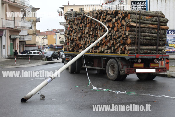 Lamezia: Camion rimane “imbrigliato” tra i festoni biancoverdi in via Aldo Moro
