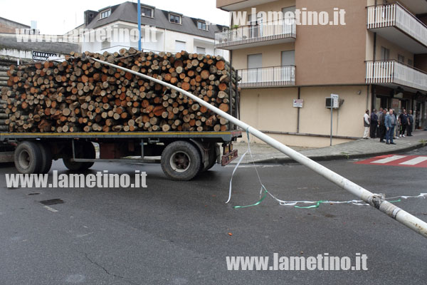 camion-bloccato-palo-luce-via-aldo-moro.jpg