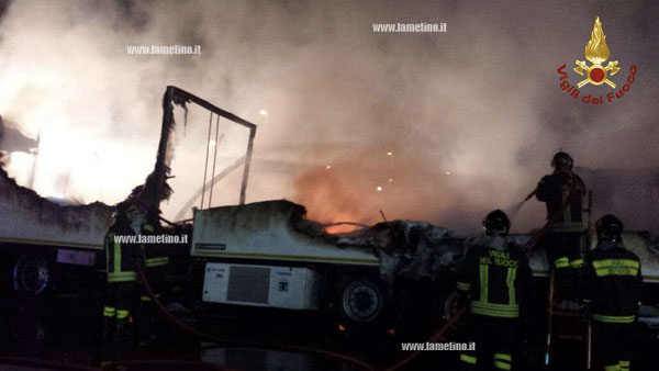 camion-fiamme-san-pietro-lametino-1.jpg