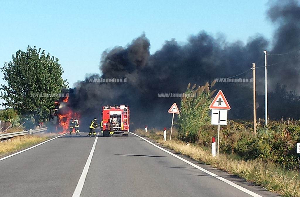 Lamezia, camion in fiamme sulla statale 18: disagi - VIDEO