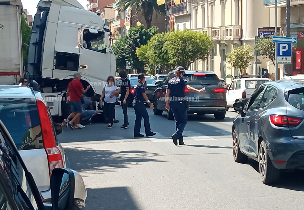 Lamezia, camion si blocca per un guasto: disagi alla circolazione su corso Nicotera