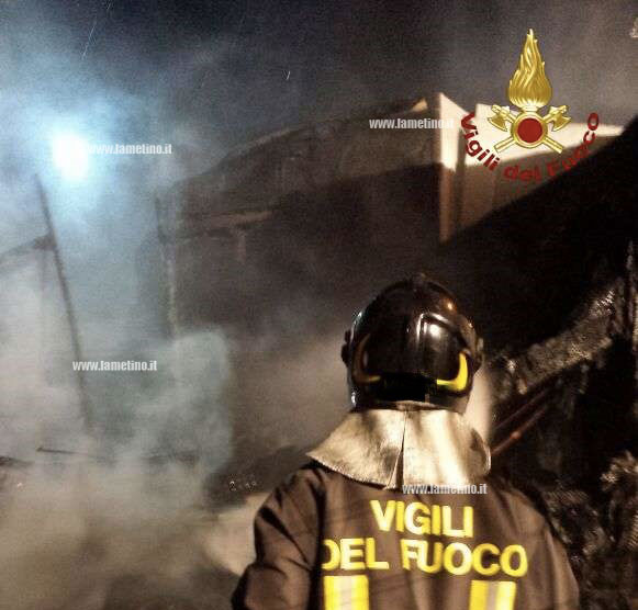 camion-in-fiamme-san-pietro-lametino-4.jpg