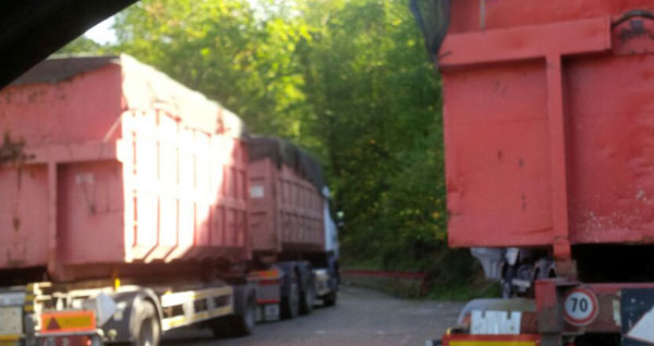 camion-in-fila-discarica-celico.jpg