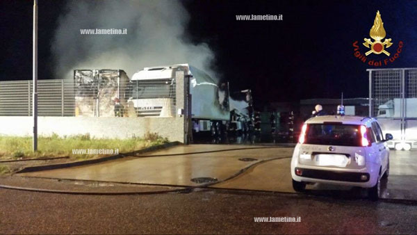 camion-san-pietro-lametino-fiamme-3.jpg