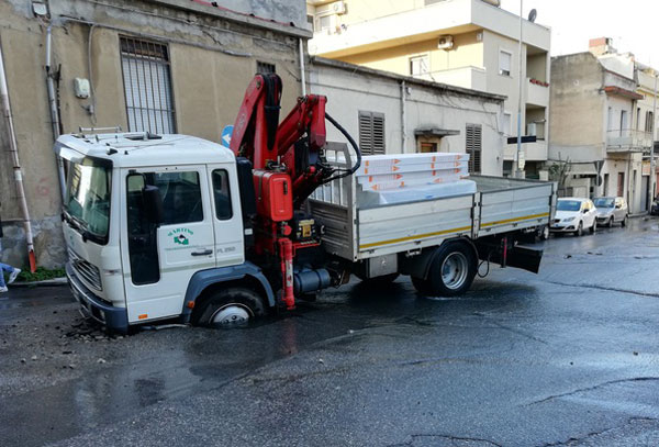 Voragine in strada per perdita d'acqua a Reggio, camion sprofonda per circa mezzo metro