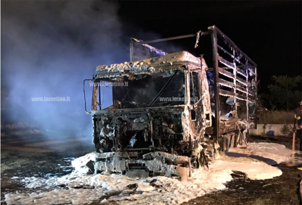 A fuoco nella notte camion a Falerna