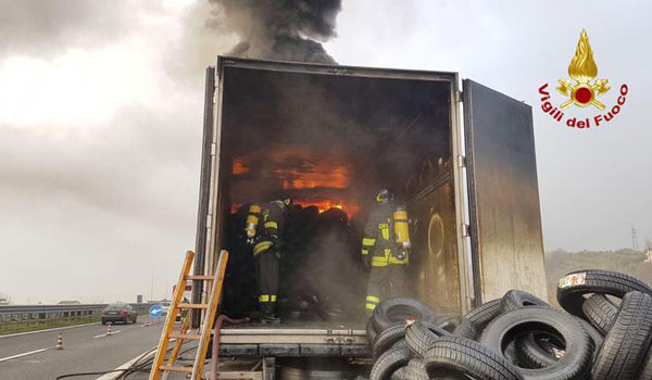 Camion in transito su A2 prende fuoco, illeso conducente 