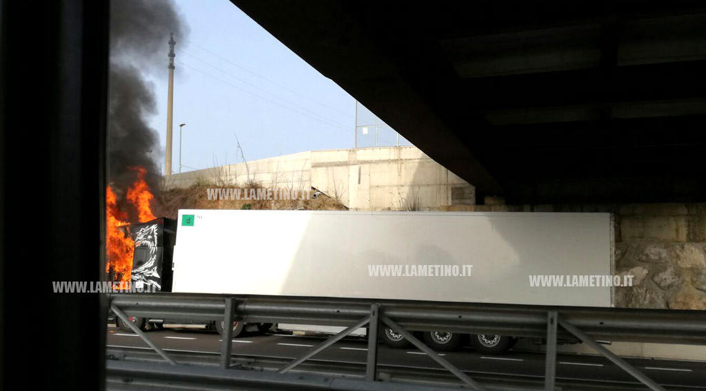 Lamezia: a fuoco camion sull’A2, un ferito 
