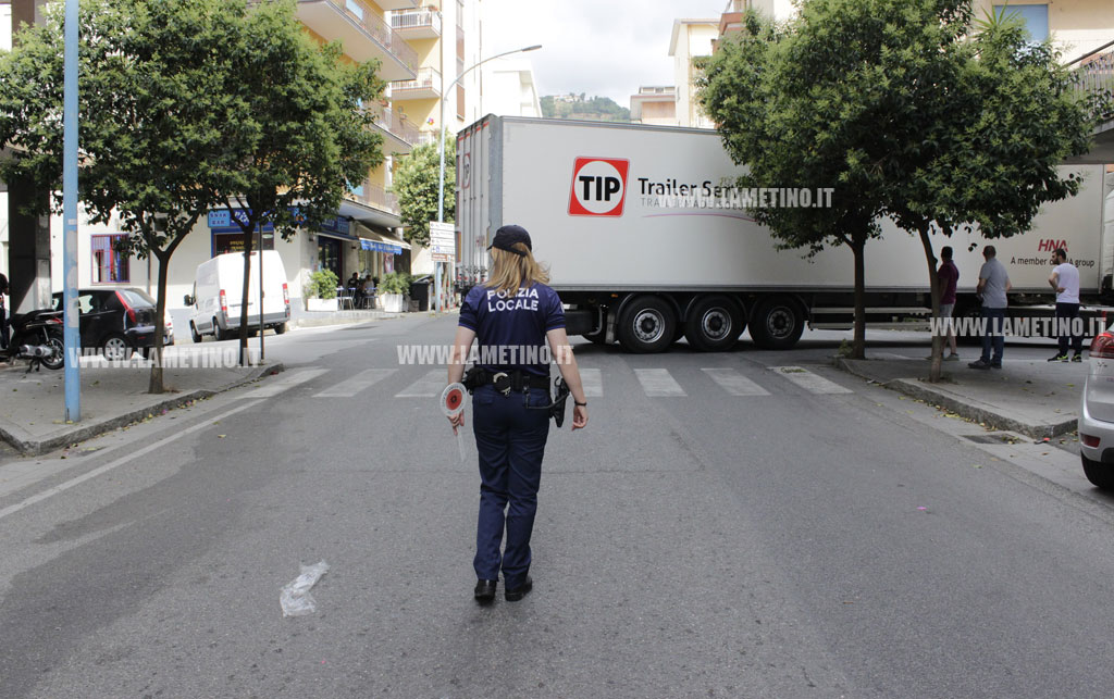 Lamezia: spostato camion in avaria in via Ferlaino, riprende circolazione