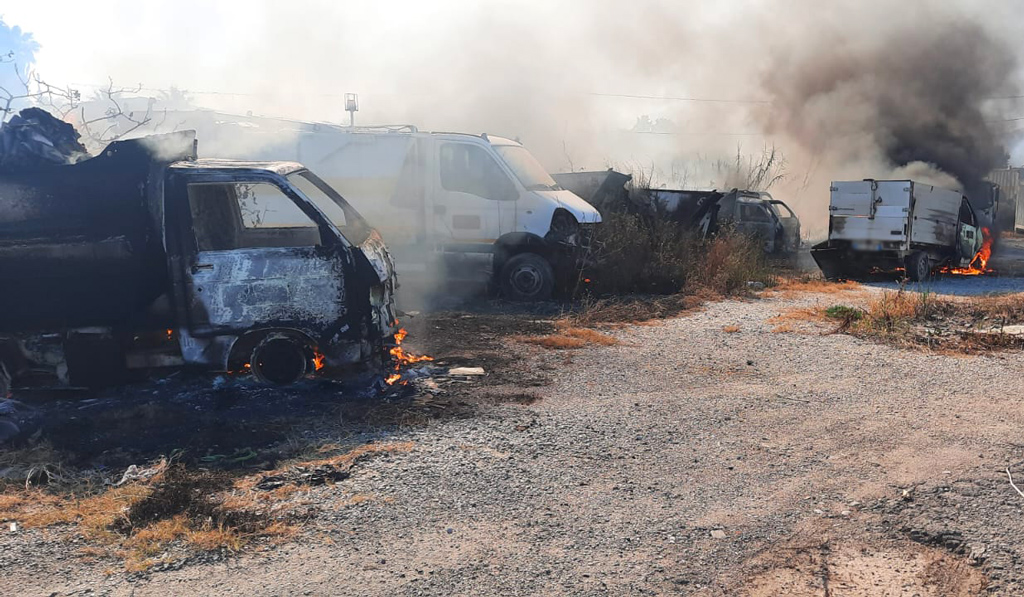 Distrutti da incendio dieci camion raccolta rifiuti a Siderno