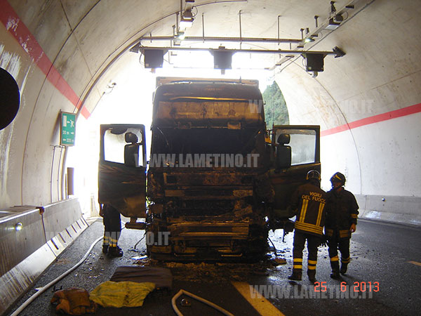 Calabria: Camion in fiamme su autostrada A3