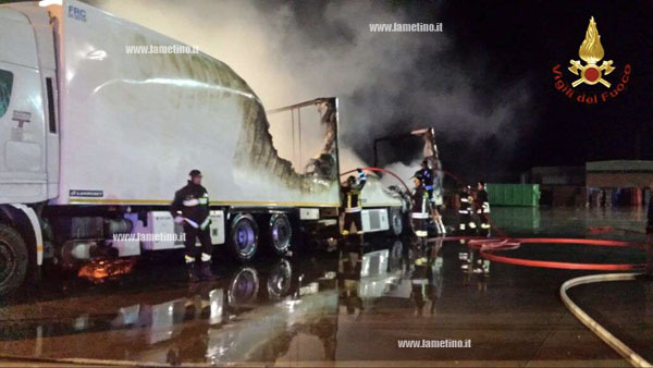 Lamezia: in fiamme due camion nell’area industriale