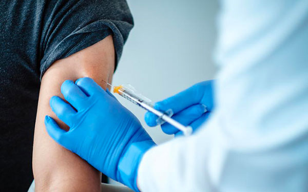 Covid, campagna vaccinale a rilento in Italia: entro l'anno terza dose a over 50