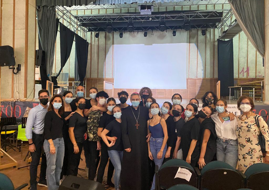 Lamezia, il Vescovo incontra studenti Liceo "Tommaso Campanella" per apertura anno scolastico: allestito “l'angolo del dono”