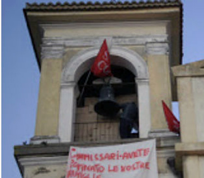 Calabria: Operai su campanile Vibo protestano: "Azienda ci faccia lavorare" 