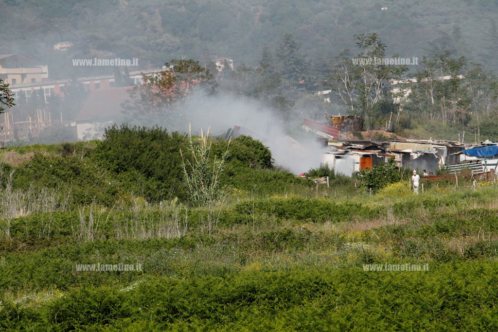 campo-rom-lamezia-fuoco-2015-2.jpg