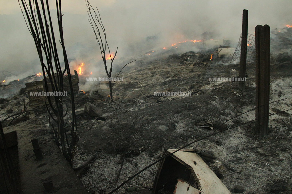Lamezia, è emergenza ambientale dopo fumi campo rom: aria irrespirabile in città