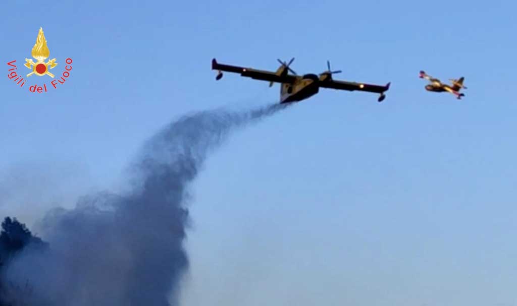 Ancora incendi in Calabria, al lavoro squadre di terra e 2 canadair nel Catanzarese dove fiamme lambiscono alcune case