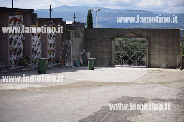 cancello-interno-cimitero-lamezia-nicastro.jpg