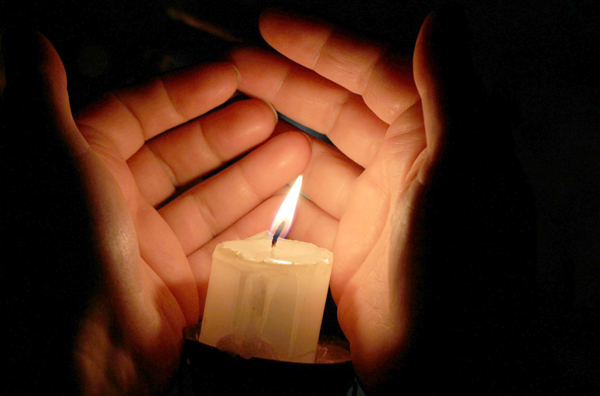 Tanti i giovani per l'ultimo saluto del diciottenne suicida a Cosenza