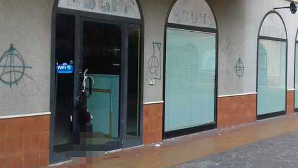 Intimidazione a commerciante, cane sgozzato davanti negozio a Vibo