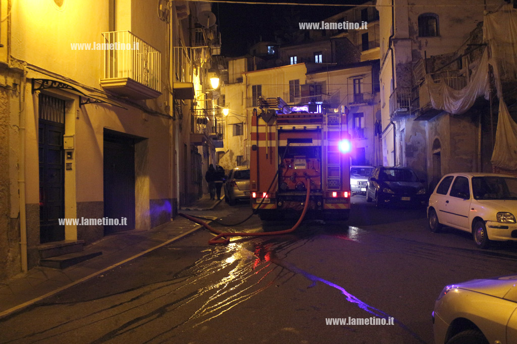 Lamezia: a fuoco canna fumaria nel centro storico, intervengono vigili del fuoco