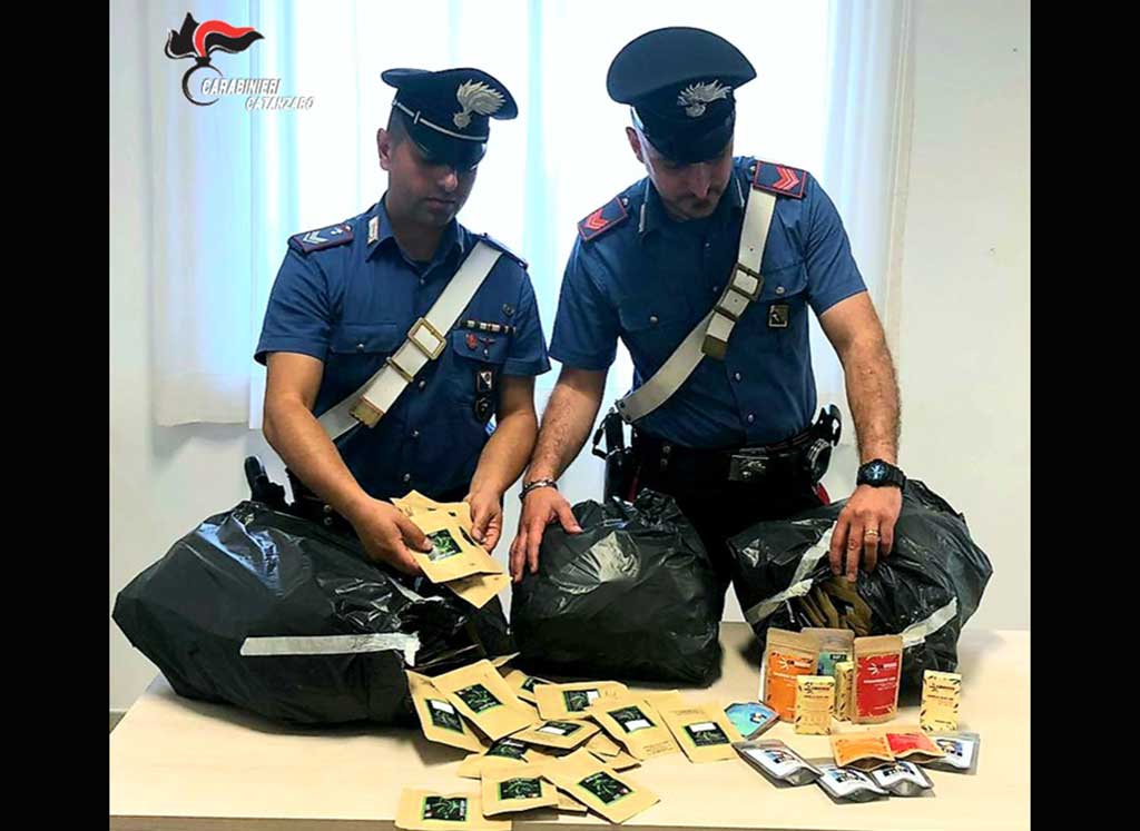 Lamezia, sequestrate 600 confezioni di cannabis light: due denunce 