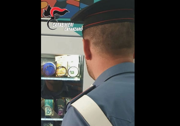 Lamezia, confezioni di cannabis light ancora in vendita nei distributori automatici: denunciati titolari