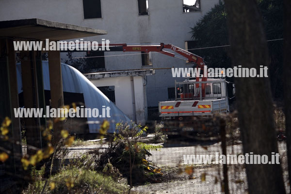 Lamezia: Lavori di bonifica dopo l'incendio alla cantina sociale di Savutano