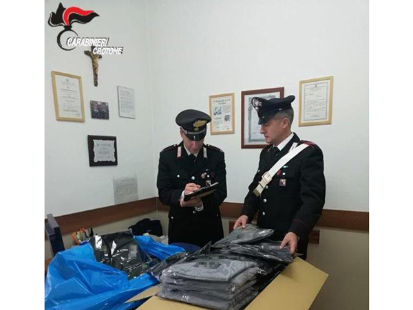 Trovato con maglie contraffatte, 55enne denunciato nel crotonese
