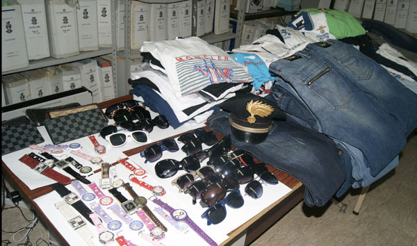 Calabria: Sequestrata merce contraffatta e denunciati tre ambulanti