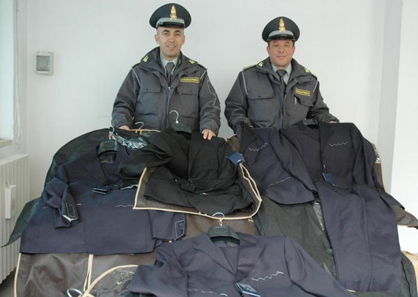 Sequestrati capi abbigliamento contraffatti venduti su social network, 2 denunce a Palmi