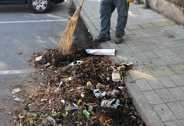 Lamezia: Associazione Quartiere Capizzaglie ripulisce entrata scuola Manzi