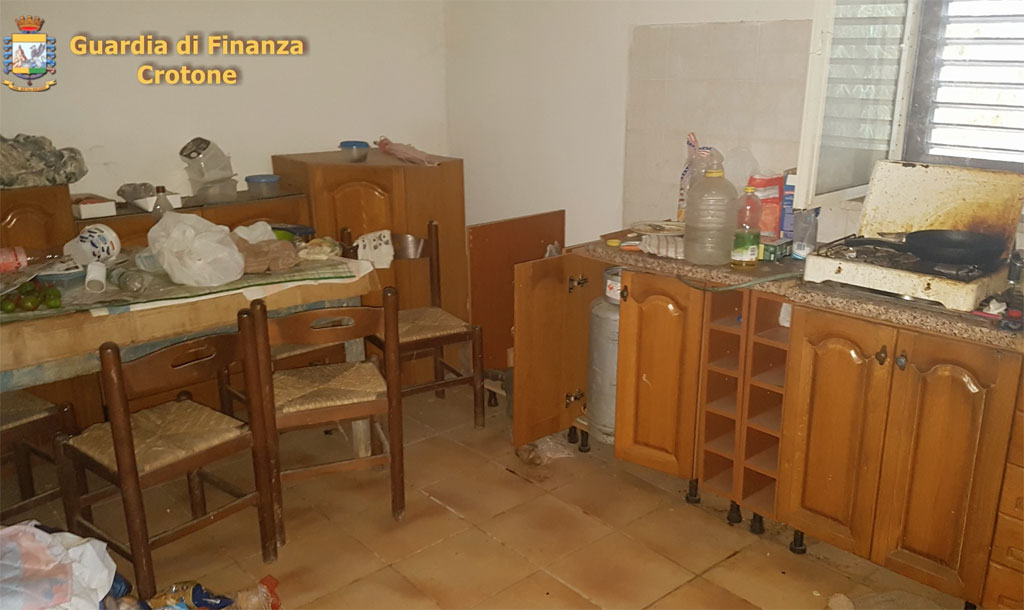 Costringeva operaio a vivere e lavorare in condizioni degradanti, denunciato 55enne nel crotonese - VIDEO