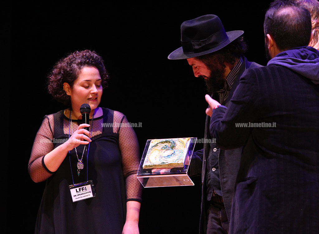 Lamezia Film Fest:  Vinicio Capossela riceve il premio "Esordio d'autore" sul palco del Grandinetti - VIDEO