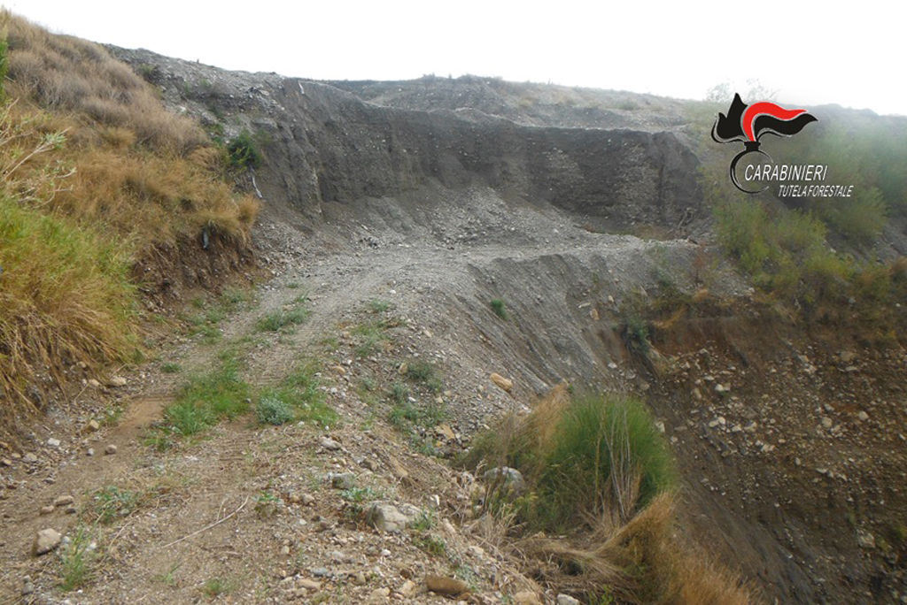 Lamezia, sequestrata cava abusiva e una pala meccanica in località Bagni