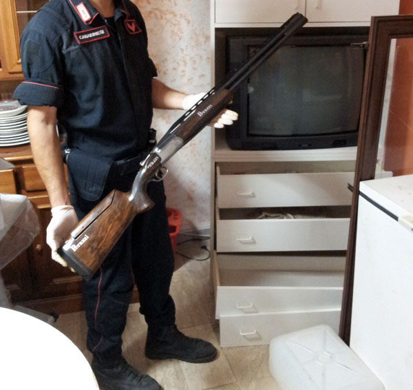 Calabria: Nascondevano armi in casa, arrestati padre e figlio