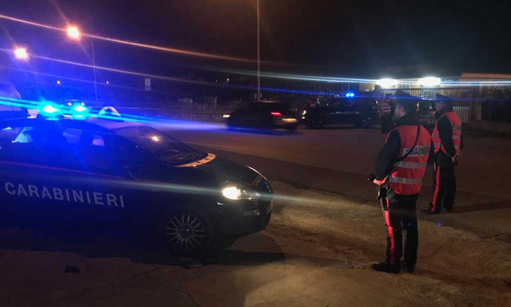 Allacci abusivi alla rete elettrica e furti in esercizi commerciali, arresti e denunce nel catanzarese