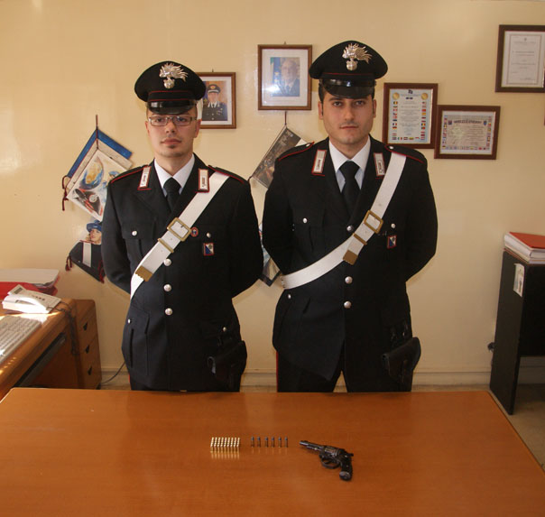 Lamezia, nascondeva pistola dietro portone di casa. Arrestato dai Carabinieri.