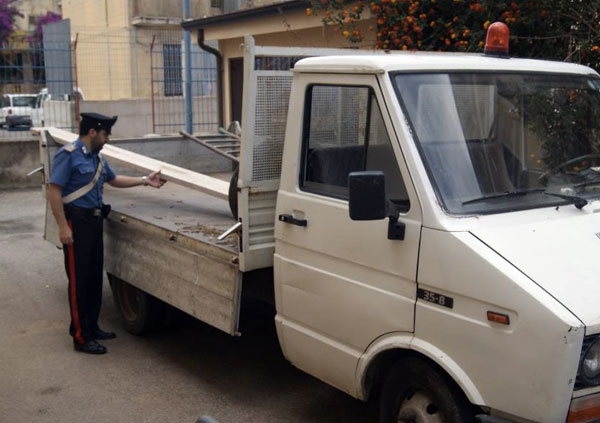 Calabria: Scoperti a rubare tegole da tetto, due arresti
