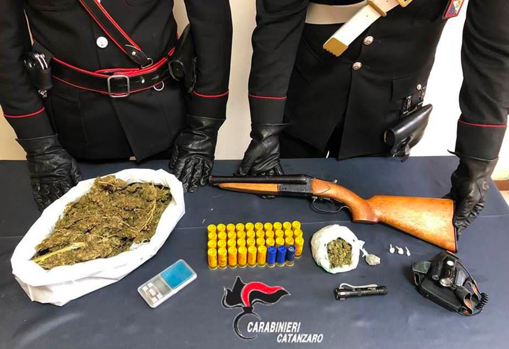 Armi e droga nascoste in auto abbandonata, arrestato 24enne a Girifalco