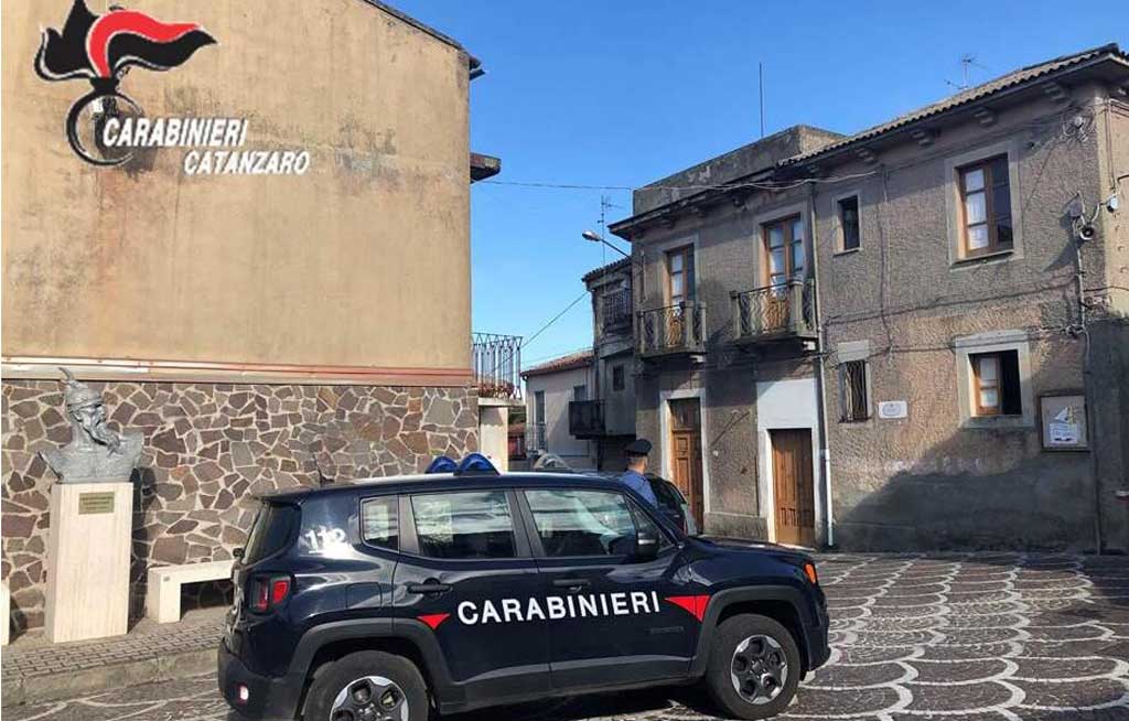 Droga nascosta in casa, un arresto e una denuncia per due ragazze tra Girifalco e Caraffa