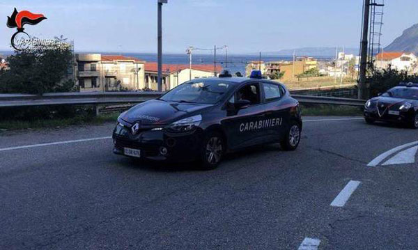 Getta avanzi di cibo e resti di animali su case vicini: divieto dimora per 61enne nel reggino