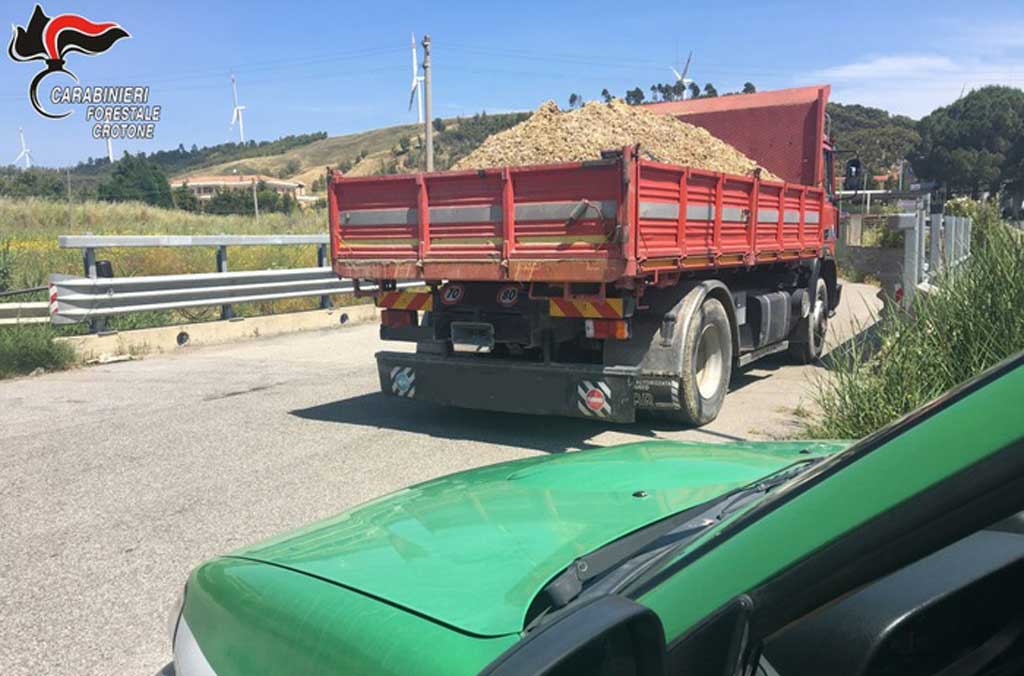 Illecito sversamento di letame in terreno incolto a Crotone, 2 denunce 