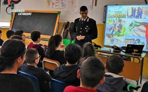 Lezione dei Carabinieri all'Istituto Comprensivo Statale di Girifalco-Cortale