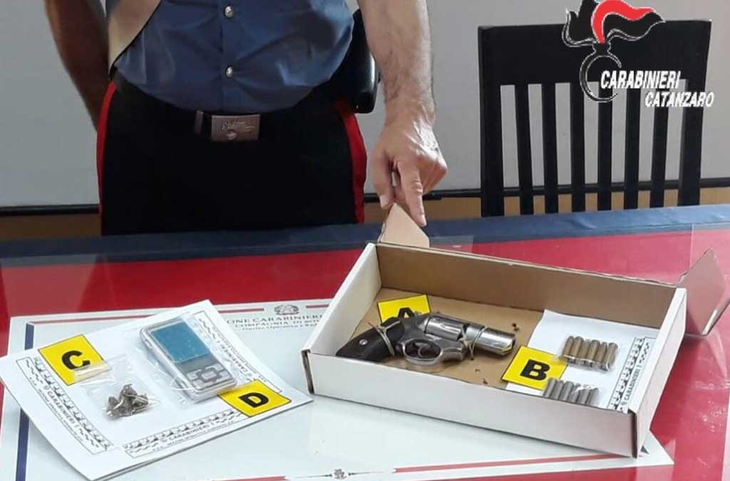 Deteneva arma clandestina in un terreno: carabinieri arrestano un 41enne a Soverato