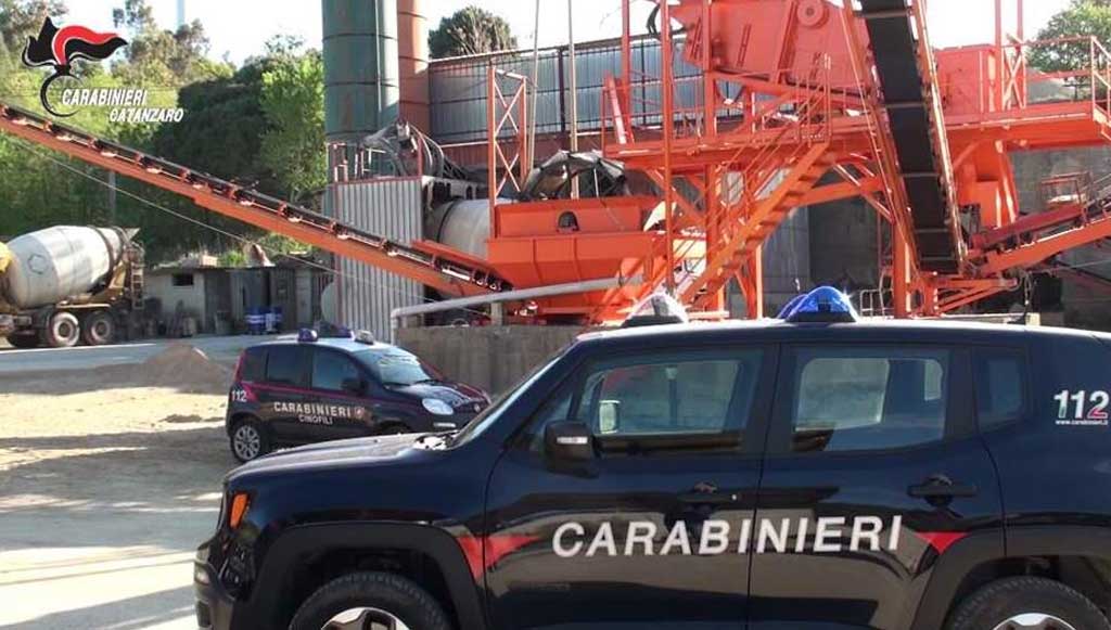 Rifiuti speciali pericolosi e fucile di fabbricazione sovietica trovati in una ditta a Girifalco
