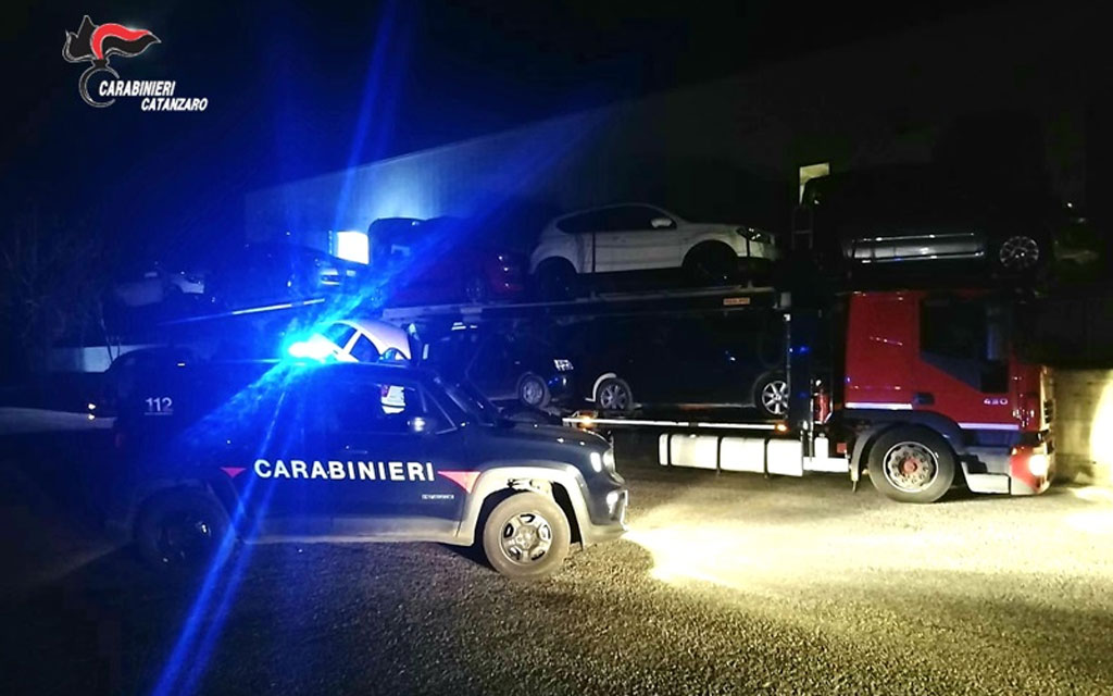 Rubano carburante di alcune auto a Falerna, arrestati autotrasportatore e complice